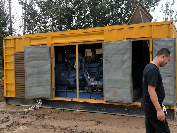 广陵进行柴油发电机组电瓶容量测试时，有哪些注意事项？